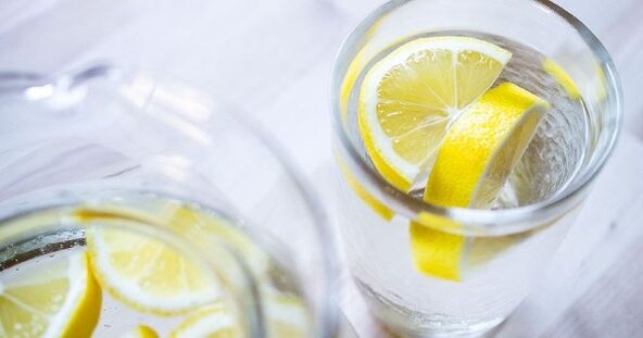 Dodavanje limunovog soka u vodu će olakšati pridržavanje vodene dijete. 