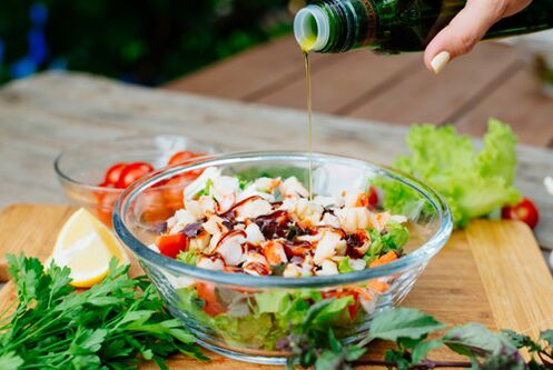 salata od začinskog bilja i povrća za pravilnu ishranu