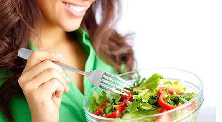 djevojka jede salatu od povrća na proteinskoj dijeti