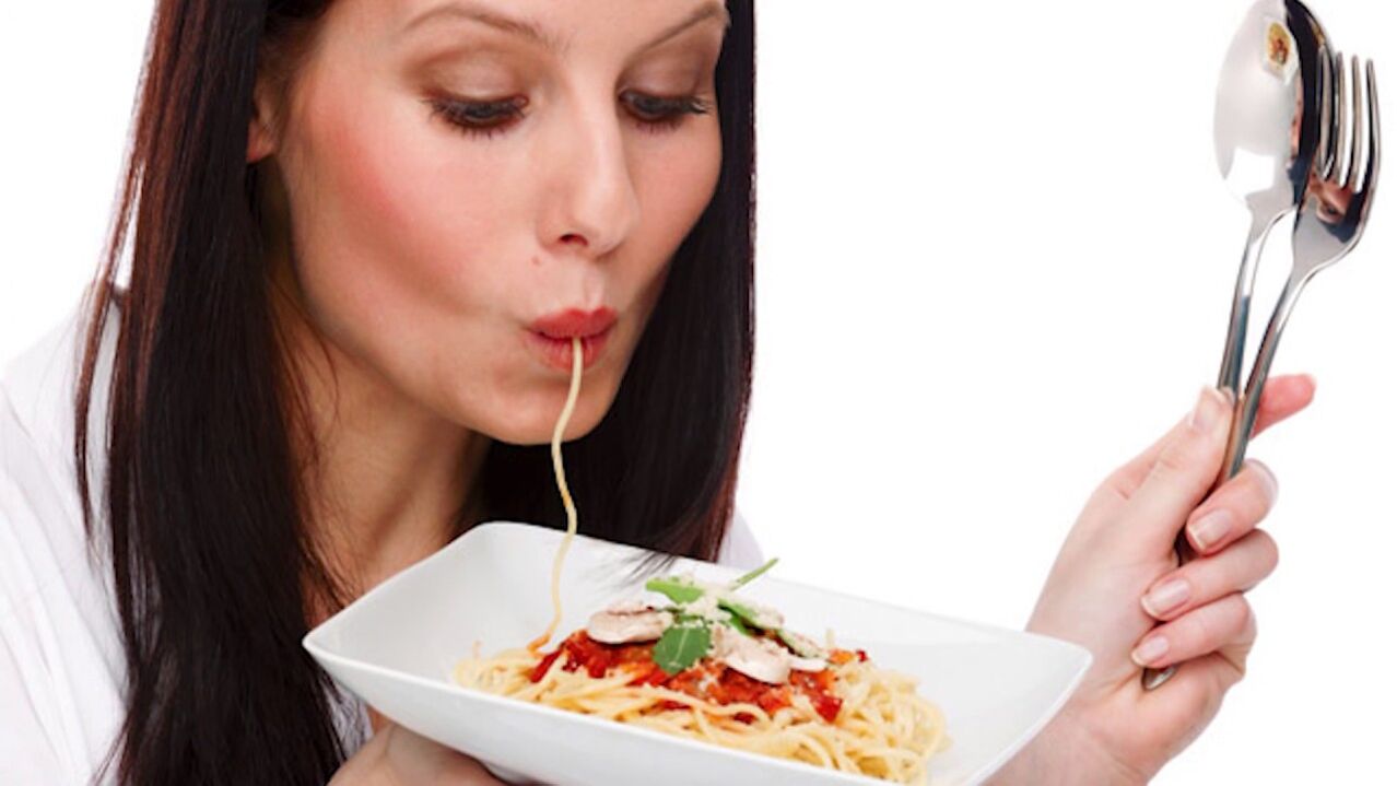 žena jede špagete za mršavljenje stomaka