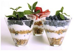 zobene pahuljice sa jogurtom i bobičastim voćem za pravilnu ishranu i mršavljenje